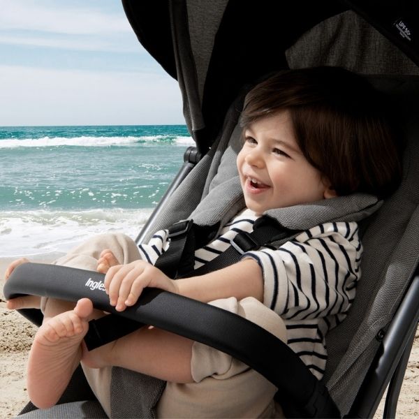 Ni&ntilde;o grande disfrutando del confort de la silla de paseo Inglesina Maior